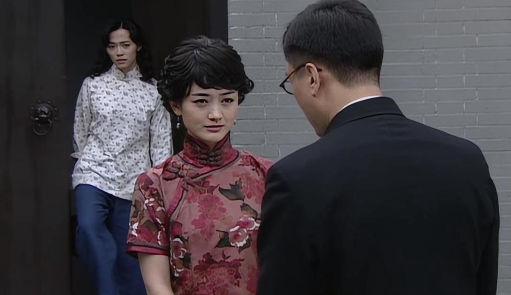 这让吴敬中悔得直咬牙,现在余则成和穆晚秋喜结连理,喜宴上穆连成肯定