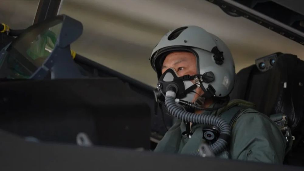 空军特级飞行员李凌:拼搏奋飞,只为配得上"第一"的使命_腾讯新闻