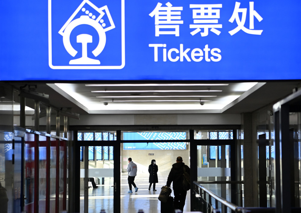 新华社记者 李然 摄1月17日,在天津滨海国际机场,旅客准备办理登机牌.