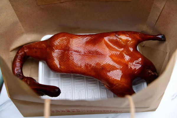 宜良烤鸭烤进昆明新螺蛳湾祥云里烤麻鸭皮脆肉嫩冠云南