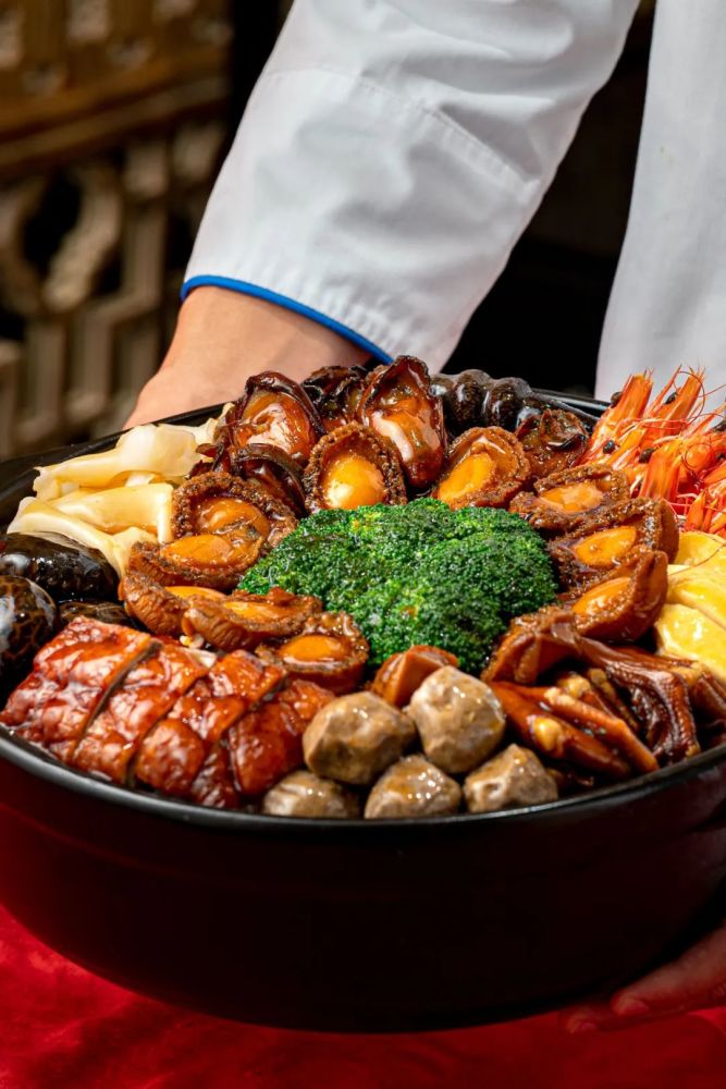 粤菜忌讳"夺味",味道无序混杂是不行的,盆菜的堆叠,恰好印证粤菜的