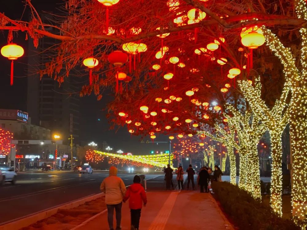 红红火火过大年轮台县城市夜景美如画浓浓年味扑面来
