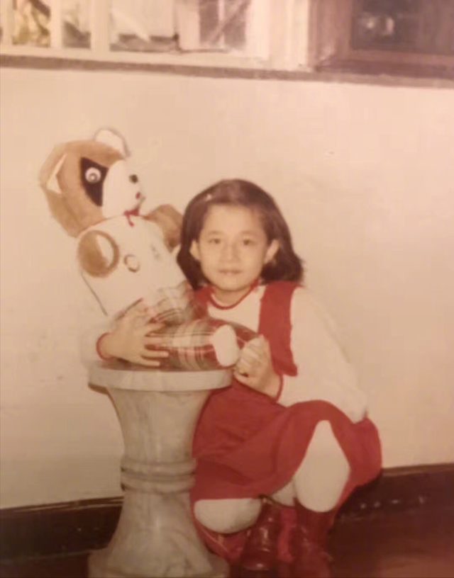 所以,尽管吴绮莉小时候生活优渥,极尽奢华,甚至不惮用最恶毒的话去