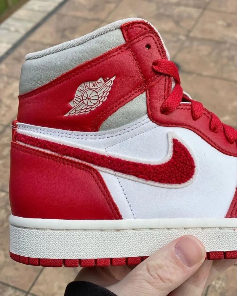 aj1红白女生版新款即将发售这swoosh设计有点画蛇添足了