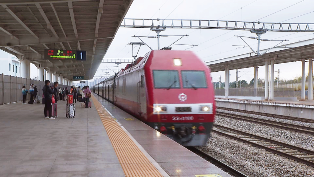 上午12点,k528列车准时抵达南雄火车站,共有200多名旅客到站.