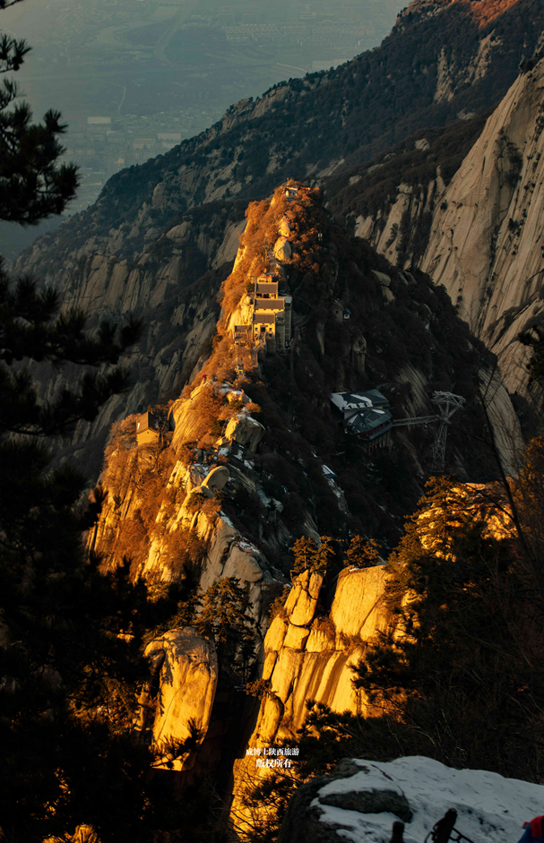 白尺峽,老君梨溝等到達北峰,而後從北峰經過蒼龍嶺和金鎖關直通峰頂