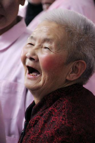 心理测试下面那个老妇的笑容很甜测试一下你心境是否愉悦