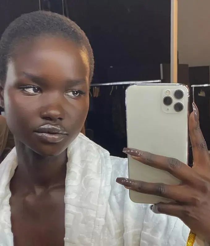 国际上的黑人女模特大都是类似我们"寸头"的发型,或许这样更有时尚