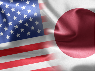 日美国旗资料图引述完美方言论后,文章评论称,日本给予美军超1000平方