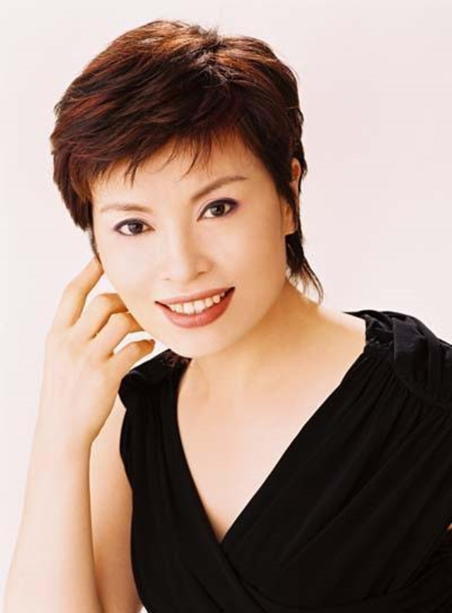 央视名嘴李瑞英,儿子坠楼满身是血,却淡定录节目,被批六亲不认