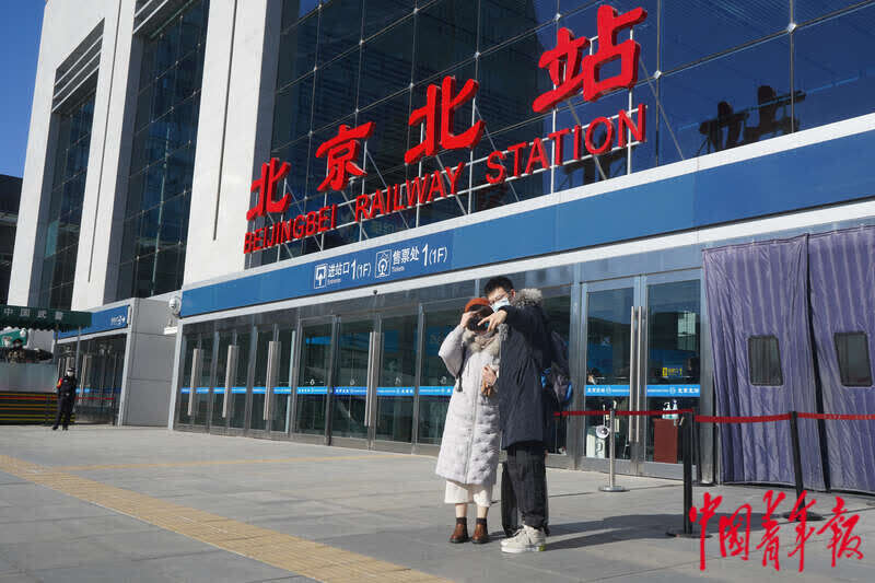 张未/摄1月17日,北京西站,一位环卫工人抬头望月.