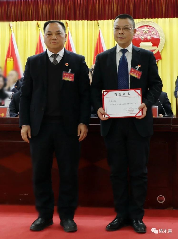 县委书记陈杰为新当选的县人大常委会主任许成建,县人民政府县长陈韬