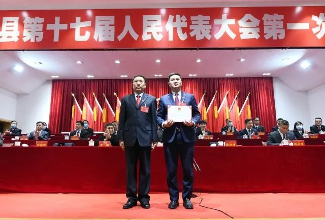 昭通市镇雄县新当选的县长,副县长,人大常委会主任,副主任等——来啦!