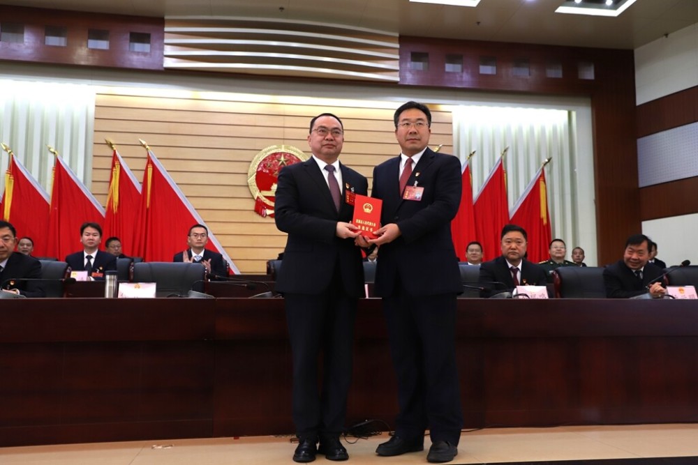 胡耀当选为富源县人大常委会主任,侯开苑当选为富源县人民政府县长