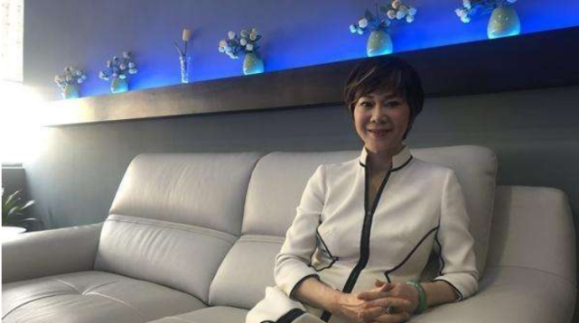 许昕恩师曹燕华:香烟不离手59次夺冠,为爱提前退役,今二婚遇真爱