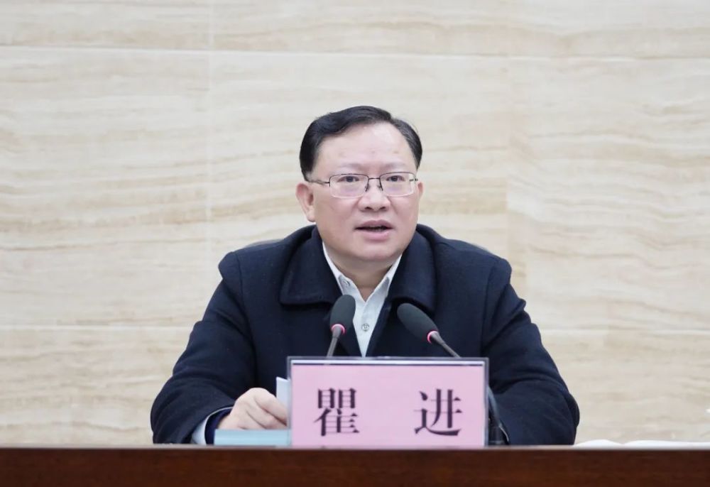 区委副书记,区长瞿进在叙州区分会场参加会议.