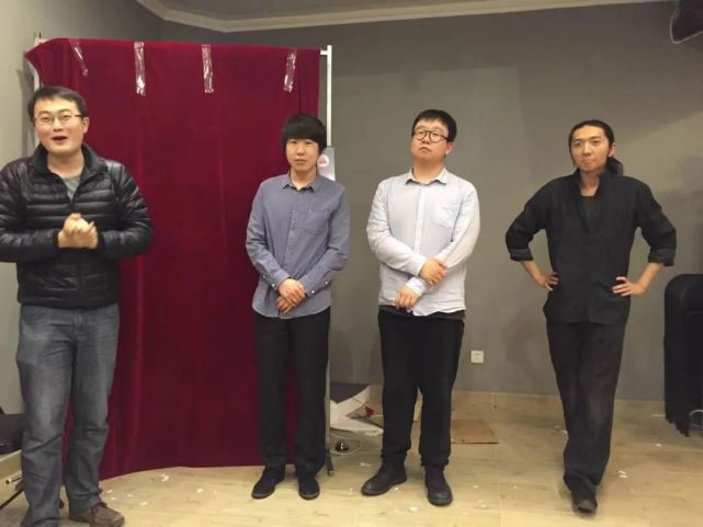 (攝影:李叔)2015年3月,石老闆和拿大頂劇社在演出中(攝影:王總)2016年