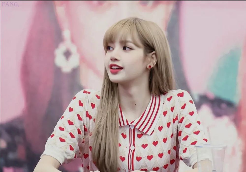 重庆一大学老师撞脸lisa走红真正的始于颜值陷于才华网友比招生简章有