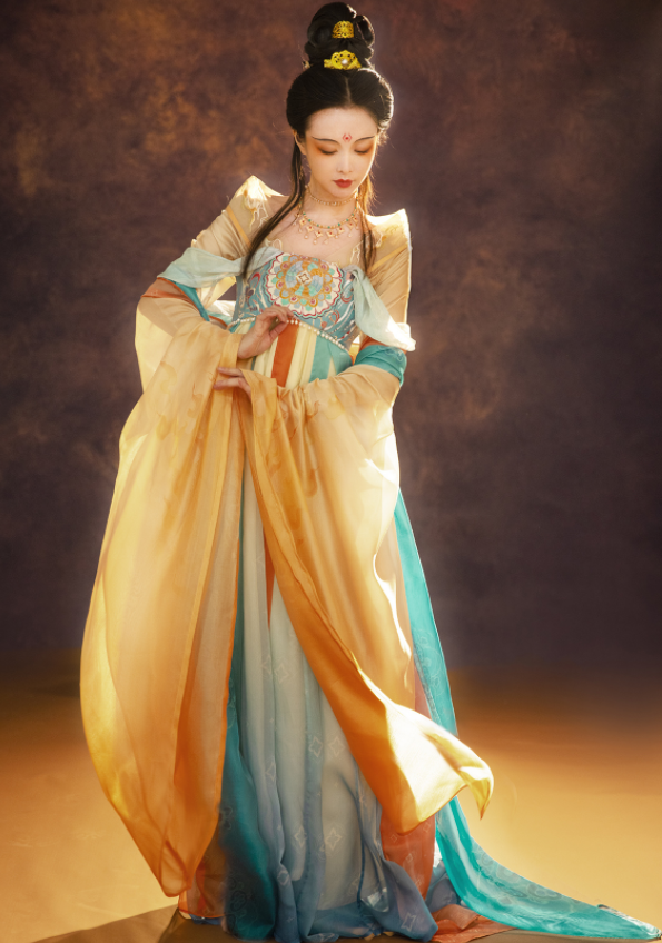 圈外人士看女coser们也带上了有色眼镜,觉得布料少的就是女菩萨,但