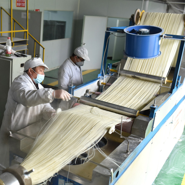 双峰春节临近青树坪米粉生产忙