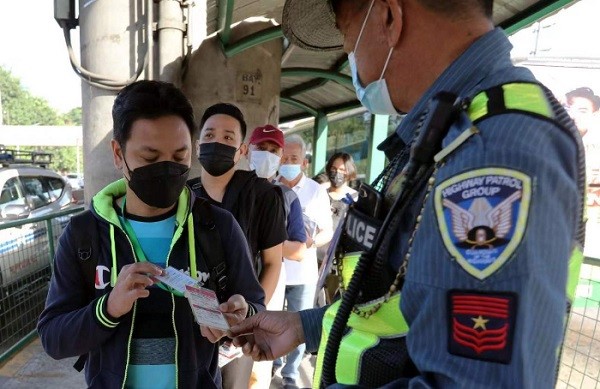 菲律宾日增新冠确诊病例超3万例 首都地区未接种疫苗者禁乘公交