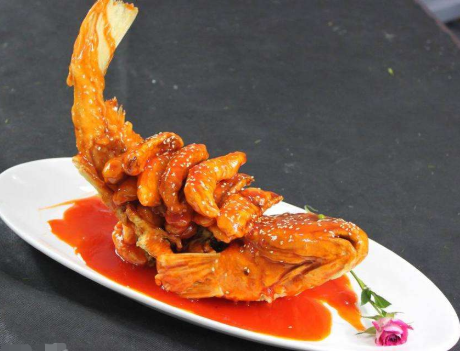 做糖醋鱼裹面粉还是裹蛋液大厨教你糖醋鱼的正确做法外酥里嫩酸甜可口