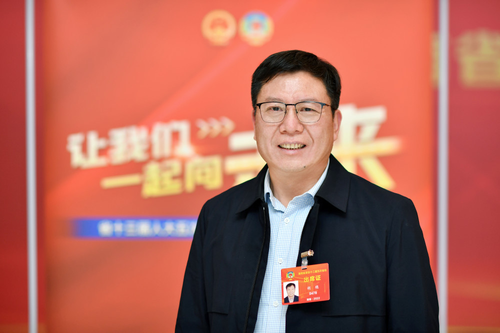 两会同期声丨省政协委员胡穗重视一老一小推动家庭服务业升级发展