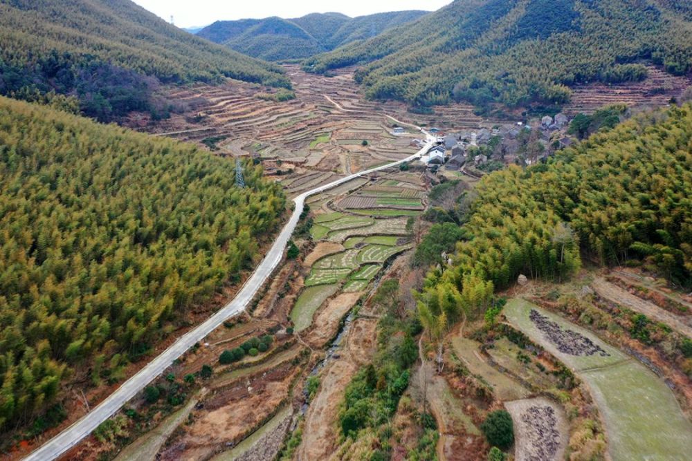 宁波市奉化区尚田街道有个村庄名叫山登村地处薄刀岭