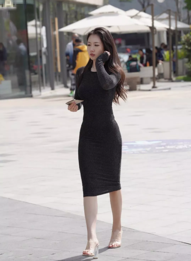 步行街的高跟连衣裙美女,小鸟依人气质典雅