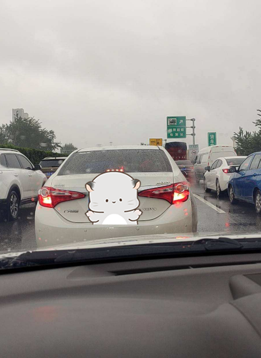 更让小张恼火的是,在他前方行驶的车辆慢慢悠悠,不紧不慢.