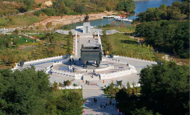 遼陽市朝陽區前進村中華大道5號,洞溝森林公園坐落在太子河區,距縣城