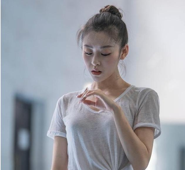 还有网友扒出,她不仅仅是上海戏剧学院的形体老师,年纪轻轻的她在舞蹈
