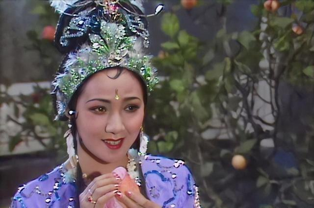 白毛老鼠精出现在唐僧的必经之路上,她编织了一个让人信服的谎言,红颜