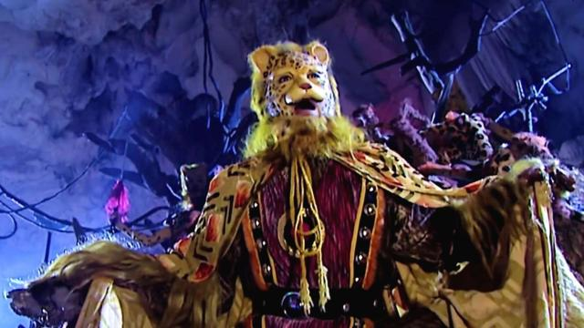 文殊普贤菩萨带走了青狮白象精,金翅大鹏雕则被如来带走了,狮驼国妖怪