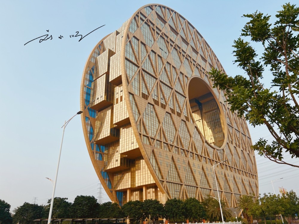 广州最丑地标建筑浑身土豪金像块大圆饼好多人都没去过