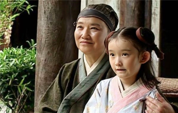 又被自己的母亲谢氏逼着娶了第三个妻子王氏,王氏在嫁给海瑞之后,终于