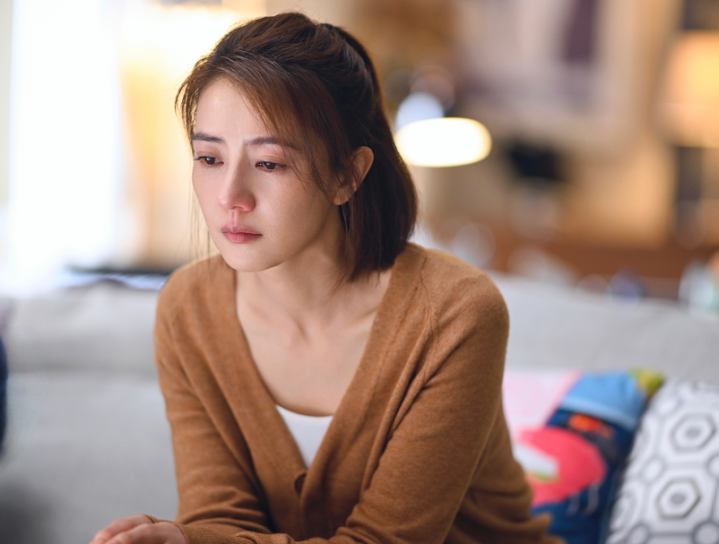 《完美伴侣》高圆圆穿衣素气,可气质却比谁都好,中年就该这么穿_腾讯