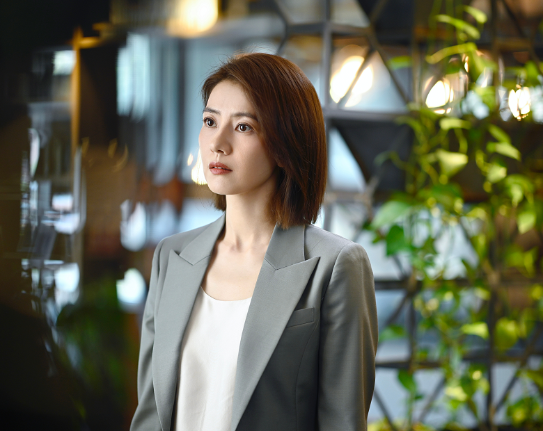 《完美伴侣》高圆圆穿衣素气,可气质却比谁都好,中年就该这么穿_腾讯