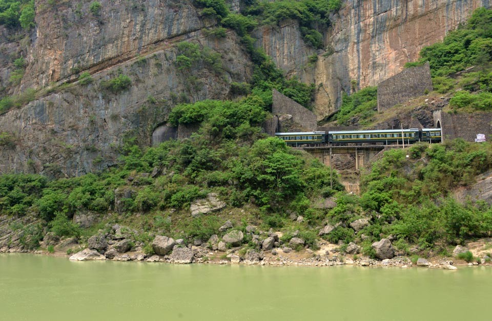 秦蜀栈道历史深处的挂壁公路