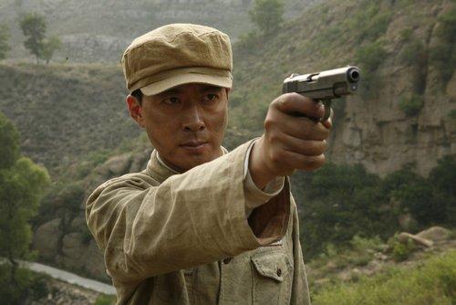 余洪信没有想要伤害妻女,所以并没有继续射击.