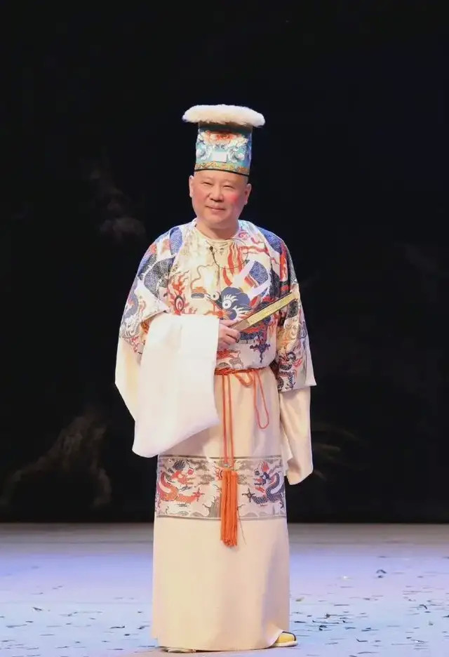 郭德纲49岁生日岳云鹏卡点送祝福孟鹤堂贴心送蟒袍