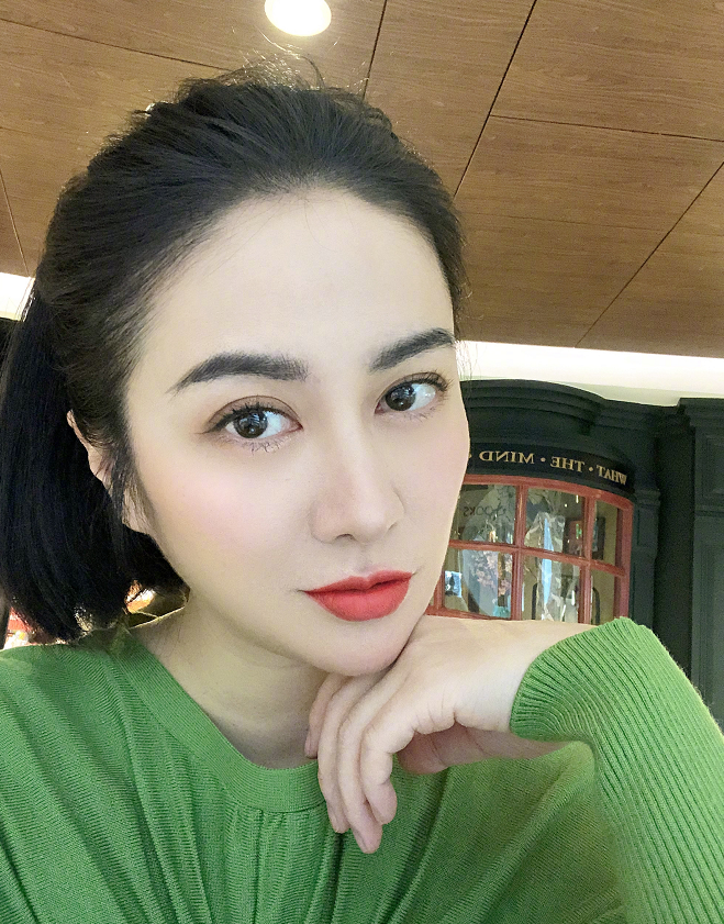 如今的叶璇已经41岁了,依旧保持着出众的容貌和身材,生活充实而简单