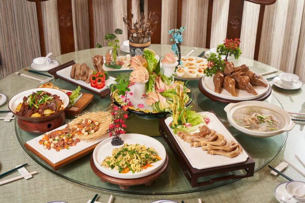 好味道》拍摄编纂小组来到金安,其中就有一道有关白鹅的"非遗全鹅宴"