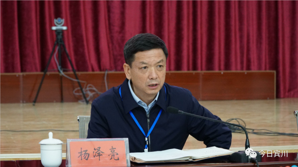 杨泽亮强调,当前全球新冠肺炎疫情蔓延,防控风险压力增大,全县各级各