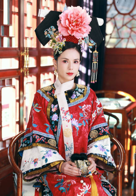 李若彤身穿满族服饰戴旗头举手投足尽显优雅