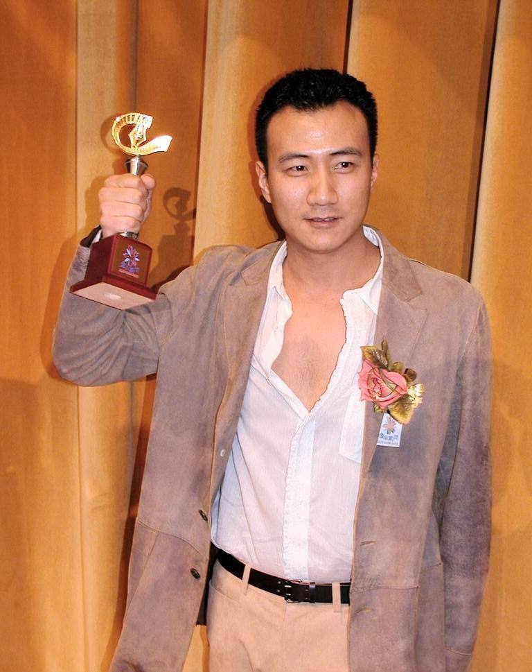 老戏骨胡军娶小师妹23年无惧绯闻这辈子只会爱两个女人