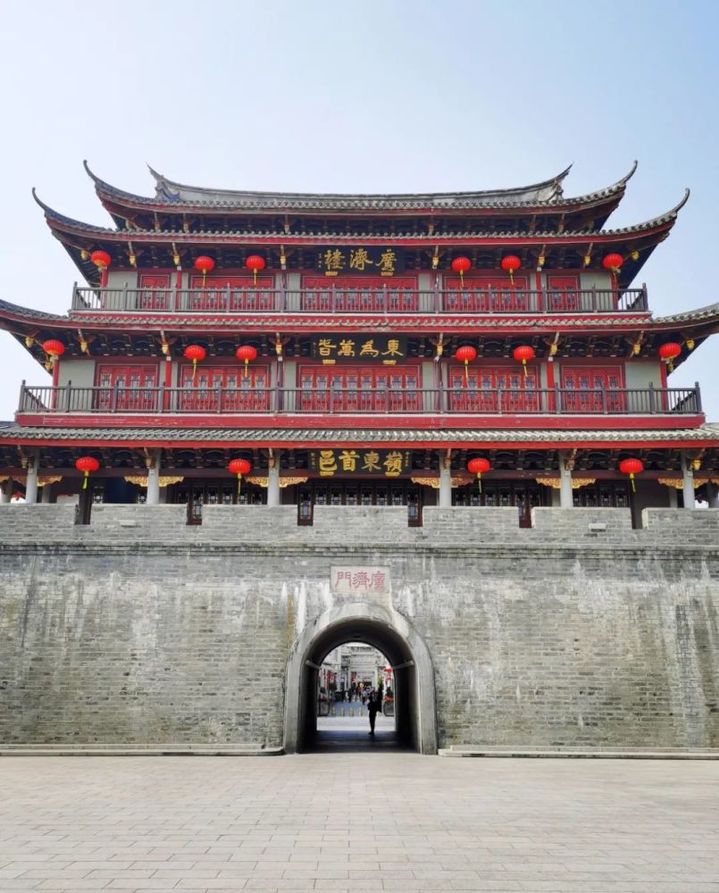 下图是古城的东门楼——广济门城楼,始建于明洪武三年(1370年),是潮州