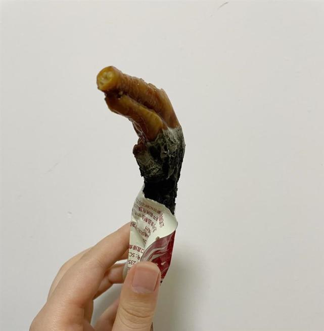 网友购买"无穷鸡爪"发现腐烂变黑,厂家:将联系消费者处理