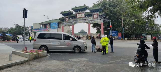 突发吴川江心岛网约车与摩托相撞