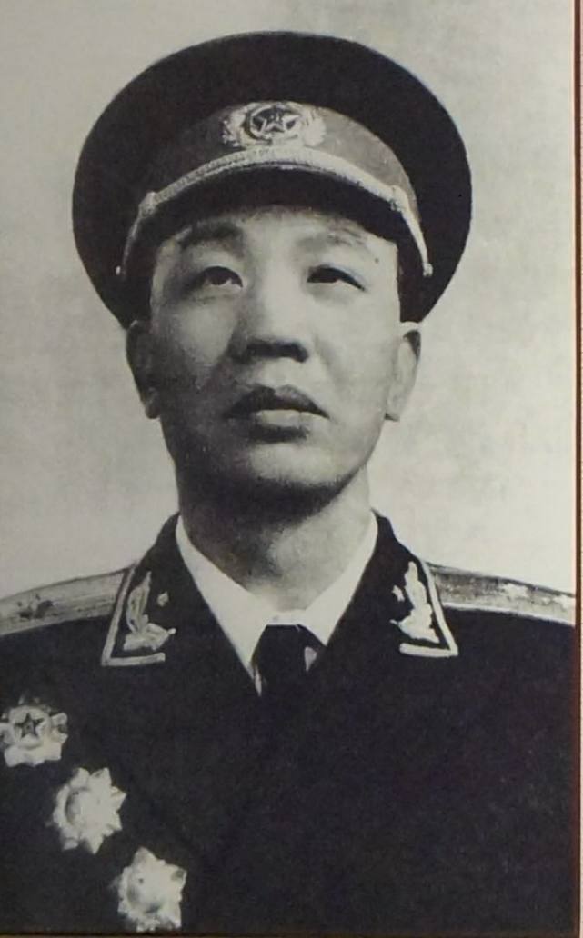 他是原新疆军区政委曾经历两次长征官至副国级儿子是少将